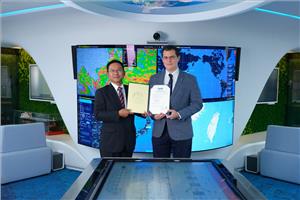 Right: Mr. Jeff Hsu, Executive Vice President, U-MING Left: Mr. Junichi Kawakami, Regional Manager, ClassNK (Photo: Asa of FEG DRIVE)