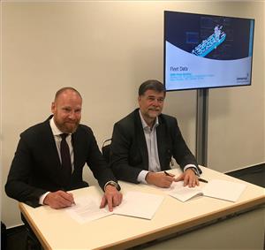 Ronald Spithout, President, Inmarsat Maritime and Hans Ottosen, CEO, Danelec Marine signing the Fleet Data agreement (Photo: Inmarsat)