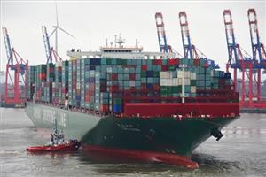 One of the world's largest containerships, CSCL Globe (19,224 TEU). Efficiently loading and unloading ships of such dimensions presents challenges to ports. With its "StowMan[S]" software, INTERSCHALT helps liner operators to plan container storage positions, shortening unloading times and increasing the usable shipping volume. As the new majority shareholder, DPE will help INTERSCHALT to implement its growth strategy. (Photo: Hasenpusch Photo)